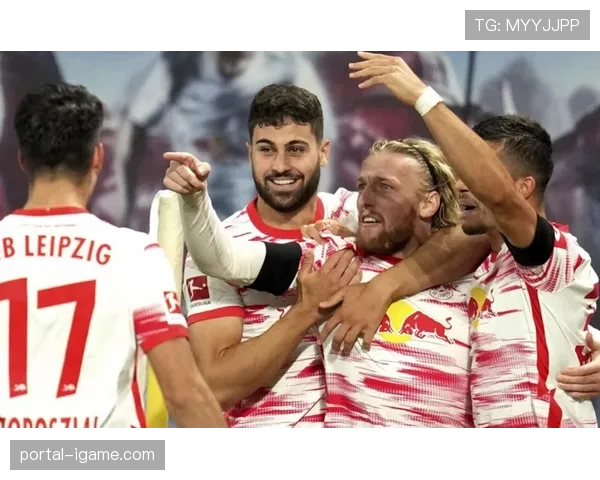 镜头捕捉：莱比锡小将舍什科进球后奔向场边与患病小球迷庆祝